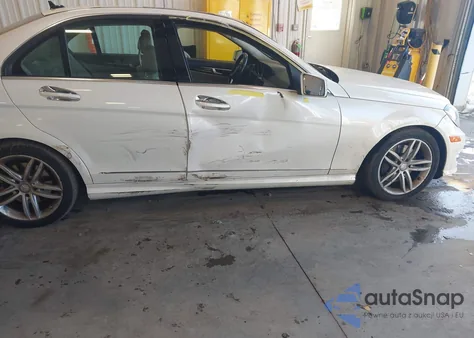 2013 Mercedes-Benz C 300 Sport 4Matic z USA, uszkodzony, nr VIN WDDGF8AB2DG075166